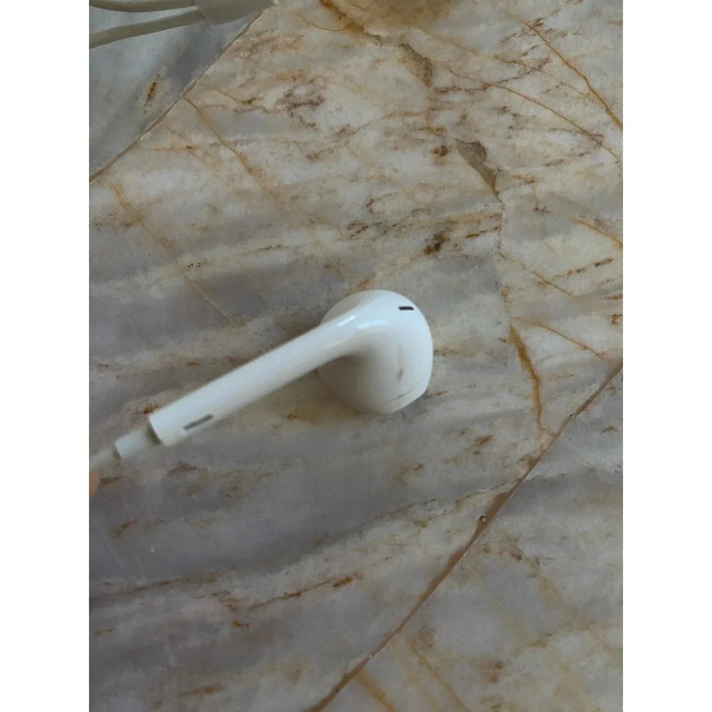 Apple EarPods Wired Headphones with 3.5mm Plug White MD827LL/A